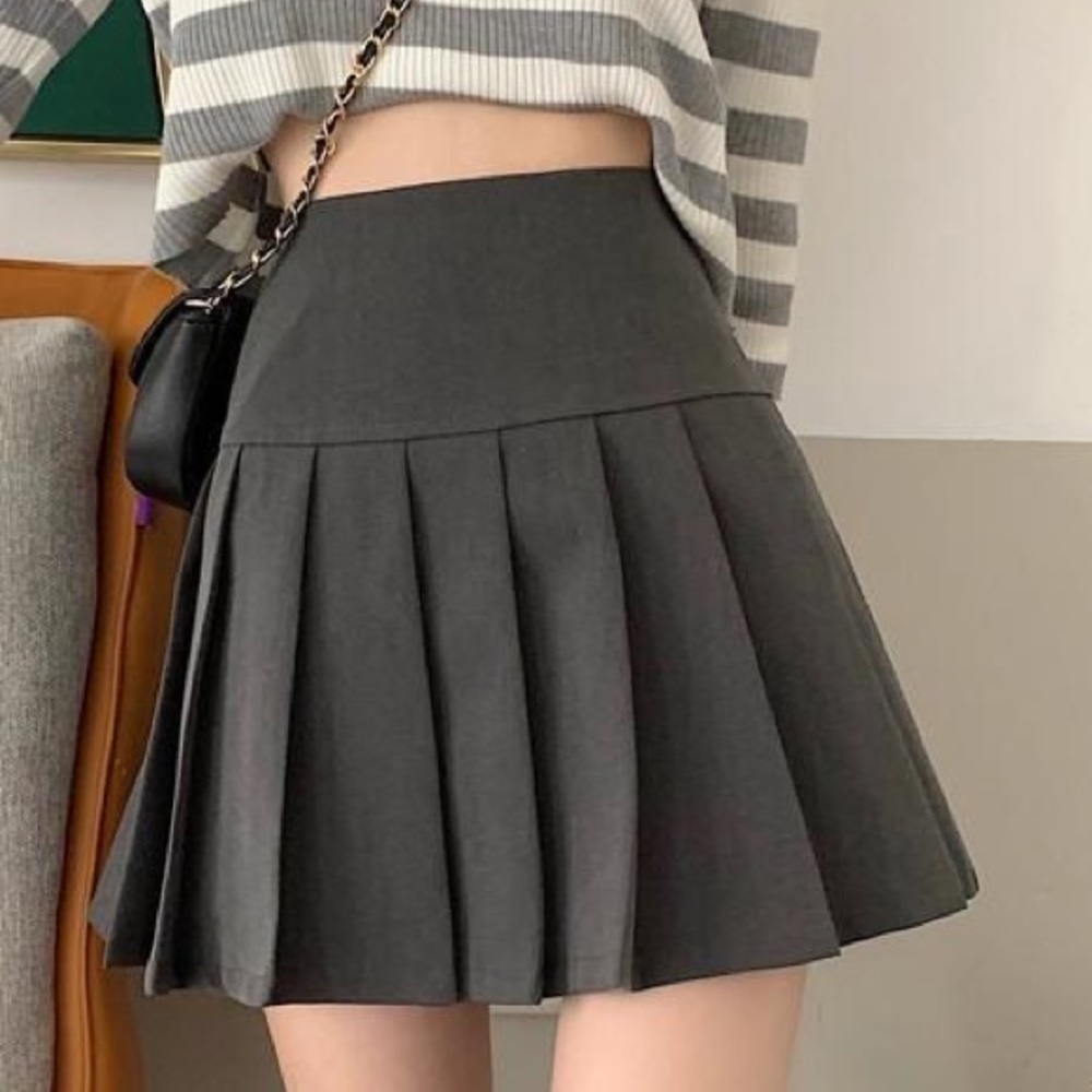 Grey short pleated skirt